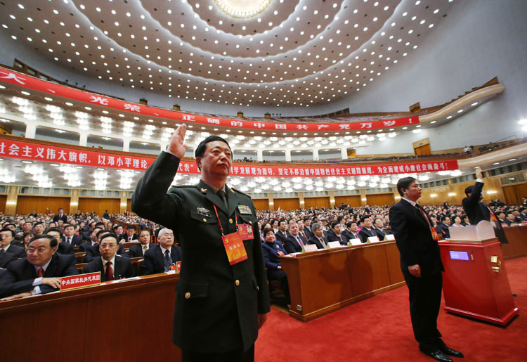  11月14日，中國共產黨第十八次全國代表大會閉幕會在北京人民大會堂舉行。這是監票人准備監票。新華社記者劉衛兵攝