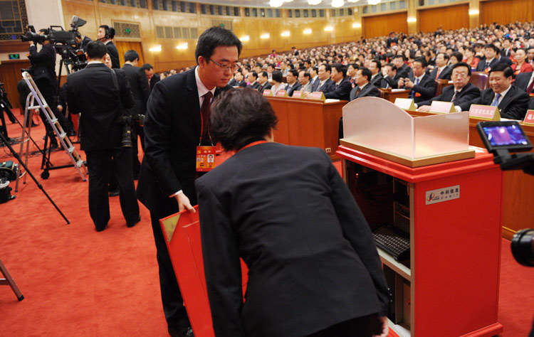 11月14日，中國共產黨第十八次全國代表大會閉幕會在北京人民大會堂舉行。這是監票人和工作人員在檢查票箱。 新華社記者李學仁攝