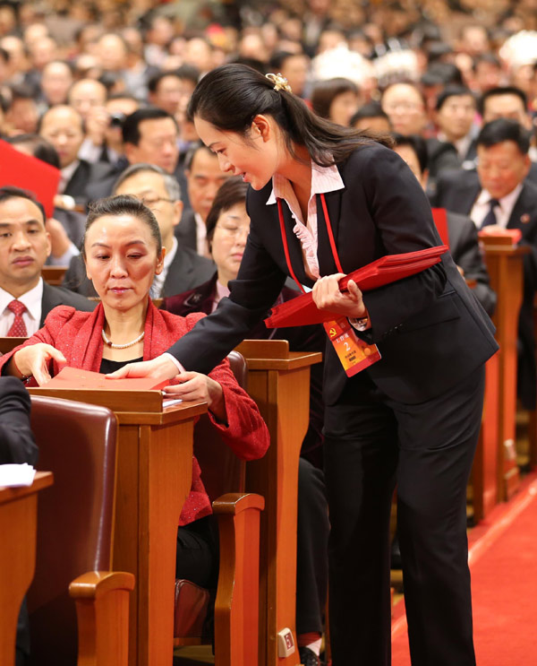 11月14日，中國共產黨第十八次全國代表大會閉幕會在北京人民大會堂舉行。這是工作人員在發選票。新華社記者姚大偉攝