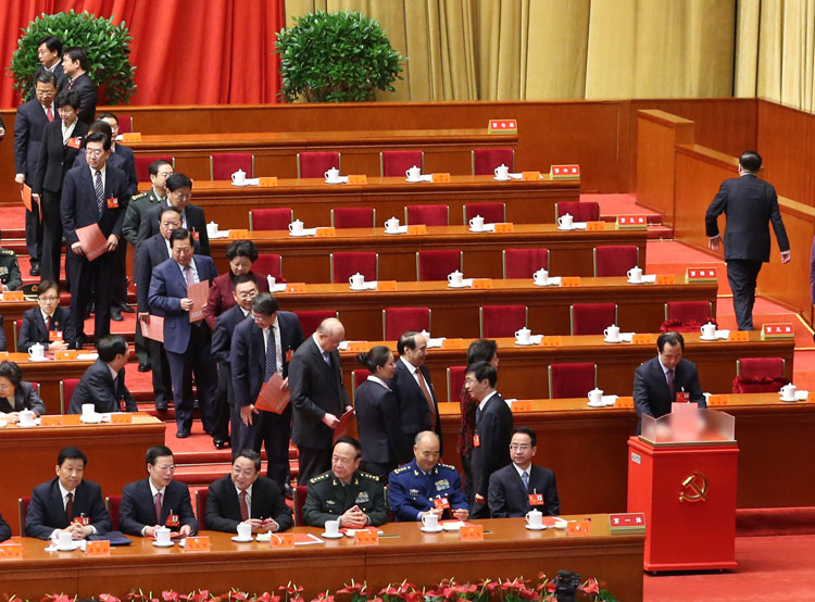 11月14日，中國共產黨第十八次全國代表大會閉幕會在北京人民大會堂舉行。這是代表投票選舉中央委員會委員、候補委員和中央紀律檢查委員會委員。新華社記者 丁林 攝