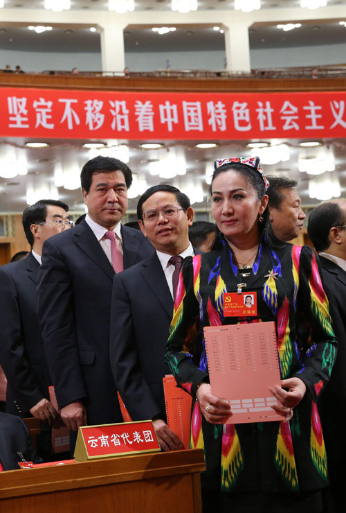 11月14日，中国共产党第十八次全国代表大会闭幕会在北京人民大会堂举行。这是代表投票选举中央委员会委员、候补委员和中央纪律检查委员会委员。新华社记者姚大伟摄