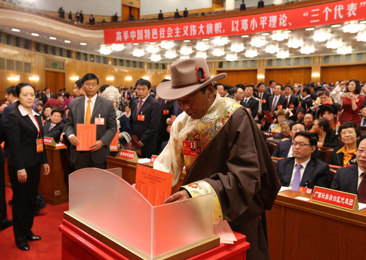 11月14日，中國共產黨第十八次全國代表大會閉幕會在北京人民大會堂舉行。這是代表投票選舉中央委員會委員、候補委員和中央紀律檢查委員會委員。新華社記者 姚大偉 攝