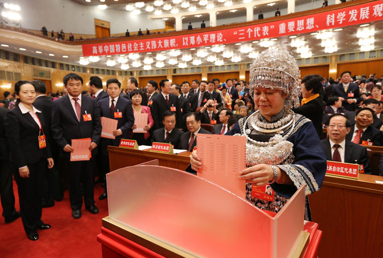 11月14日，中国共产党第十八次全国代表大会闭幕会在北京人民大会堂举行。这是代表投票选举中央委员会委员、候补委员和中央纪律检查委员会委员。新华社记者 姚大伟 摄