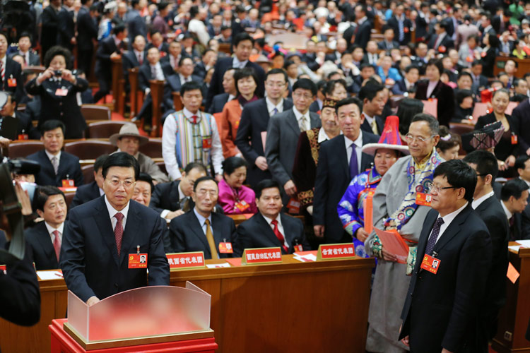   11月14日，中國共產黨第十八次全國代表大會閉幕會在北京人民大會堂舉行。 這是代表投票選舉中央委員會委員、候補委員和中央紀律檢查委員會委員。新華社記者鞠鵬攝