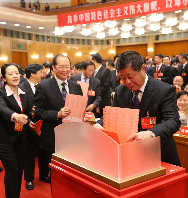 11月14日，中國共產黨第十八次全國代表大會閉幕會在北京人民大會堂舉行。這是代表投票選舉中央委員會委員、候補委員和中央紀律檢查委員會委員。新華社記者 姚大偉 攝