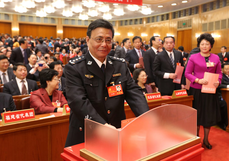   11月14日，中国共产党第十八次全国代表大会闭幕会在北京人民大会堂举行。这是代表投票选举中央委员会委员、候补委员和中央纪律检查委员会委员。新华社记者 姚大伟 摄