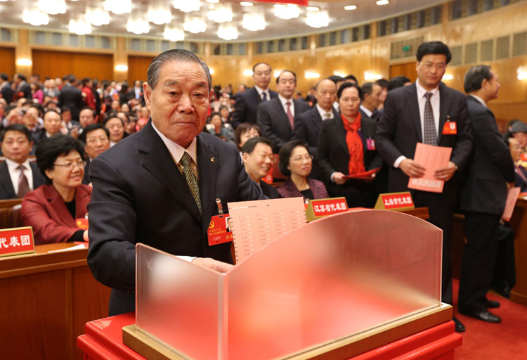 11月14日，中國共產黨第十八次全國代表大會閉幕會在北京人民大會堂舉行。這是代表投票選舉中央委員會委員、候補委員和中央紀律檢查委員會委員。新華社記者 姚大偉 攝