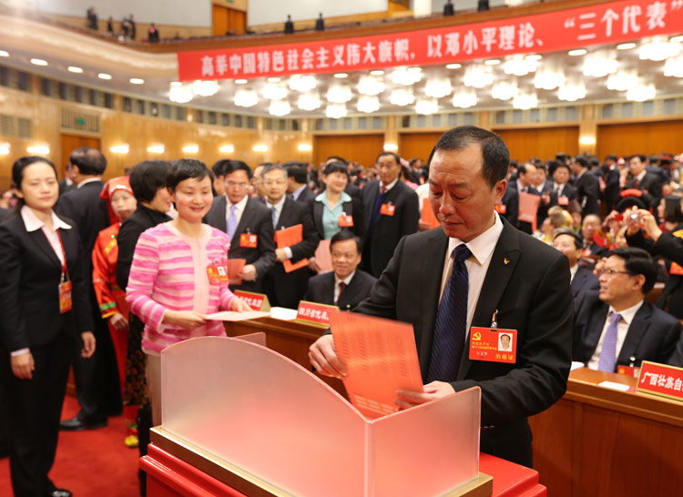 11月14日，中國共產黨第十八次全國代表大會閉幕會在北京人民大會堂舉行。這是代表投票選舉中央委員會委員、候補委員和中央紀律檢查委員會委員。新華社記者 姚大偉 攝