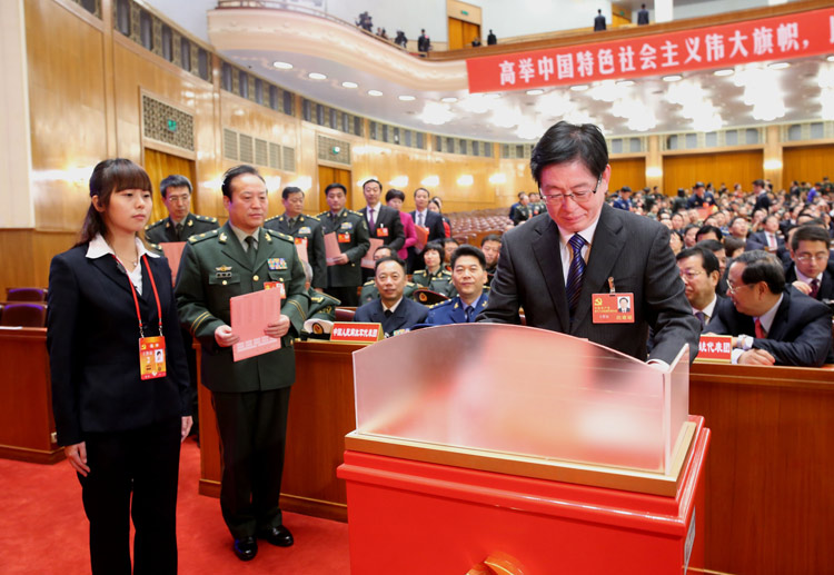 11月14日，中國共產黨第十八次全國代表大會閉幕會在北京人民大會堂舉行。這是代表投票選舉中央委員會委員、候補委員和中央紀律檢查委員會委員。新華社記者劉衛兵攝