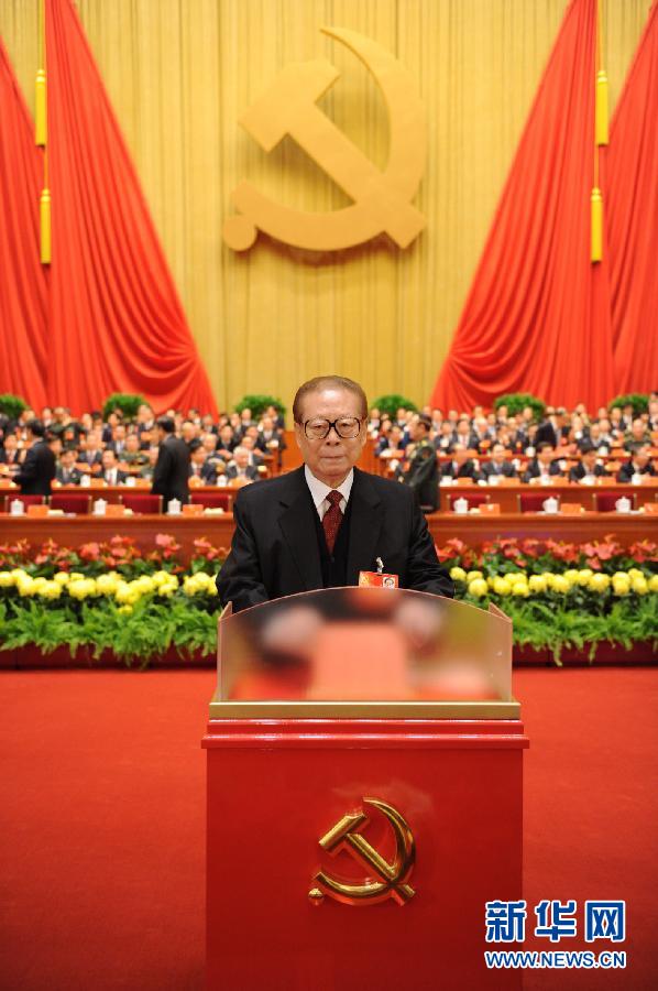 11月14日，中国共产党第十八次全国代表大会闭幕会在北京人民大会堂举行。代表投票选举中央委员会委员、候补委员和中央纪律检查委员会委员。这是江泽民同志投票。新华社记者李学仁摄 