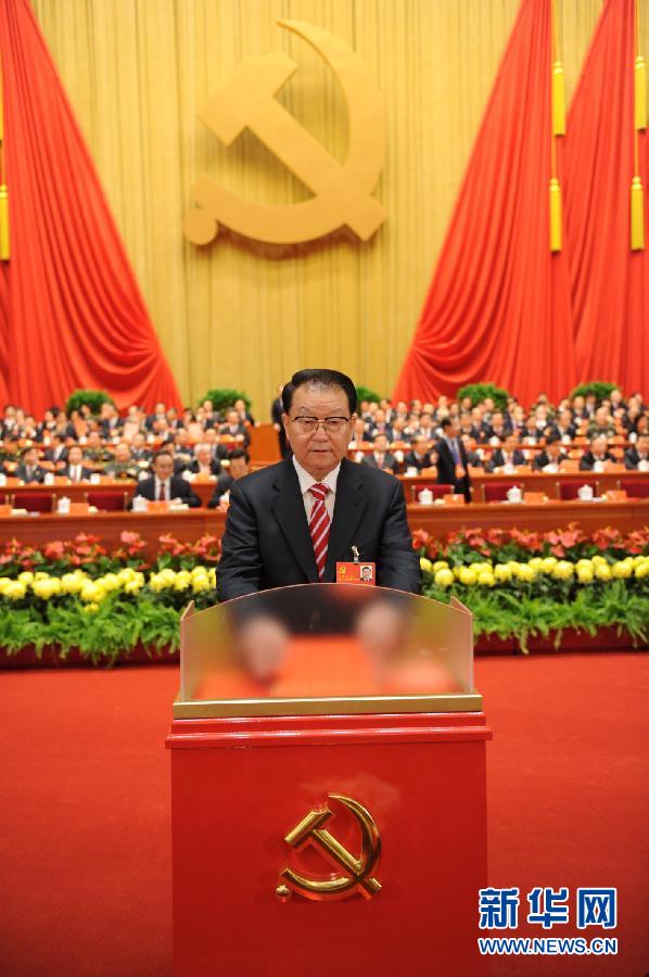 11月14日，中国共产党第十八次全国代表大会闭幕会在北京人民大会堂举行。代表投票选举中央委员会委员、候补委员和中央纪律检查委员会委员。这是李长春同志投票。新华社记者李学仁摄 