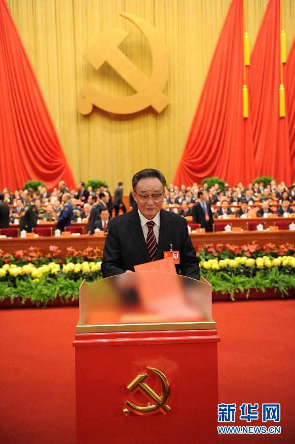 11月14日，中国共产党第十八次全国代表大会闭幕会在北京人民大会堂举行。代表投票选举中央委员会委员、候补委员和中央纪律检查委员会委员。这是吴邦国同志投票。新华社记者李学仁摄 