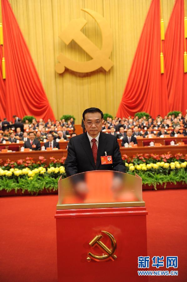 11月14日，中国共产党第十八次全国代表大会闭幕会在北京人民大会堂举行。代表投票选举中央委员会委员、候补委员和中央纪律检查委员会委员。这是李克强同志投票。 新华社记者李学仁摄 