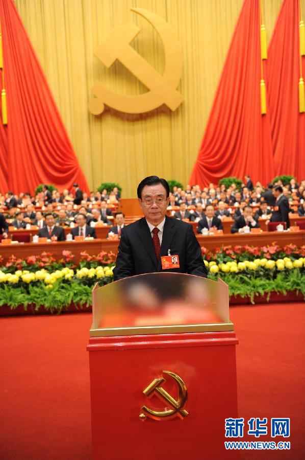 11月14日，中国共产党第十八次全国代表大会闭幕会在北京人民大会堂举行。代表投票选举中央委员会委员、候补委员和中央纪律检查委员会委员。这是贺国强同志投票。新华社记者李学仁摄 