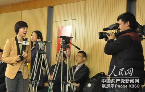 記者在十八大新聞中心舉辦的網絡訪談現場出鏡報道。 記者姚奕攝