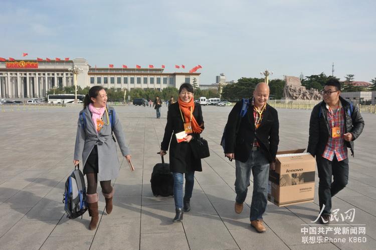 人民網前方報道團隊帶著設備前往人民大會堂。 記者姚奕攝