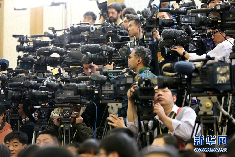 11月15日，记者在北京人民大会堂准备采访中共十八届一中全会上当选的中央政治局常委。 新华社记者丁林摄 