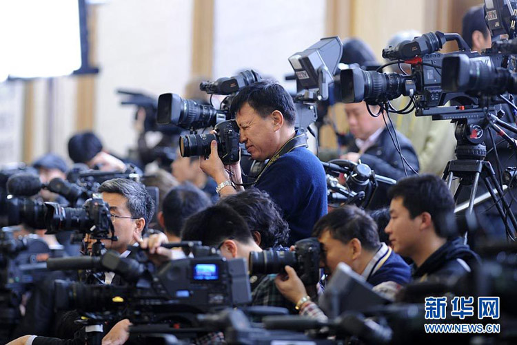 11月15日，新一届中央政治局常委同中外记者见面。这是现场媒体记者。新华网陈竞超摄 