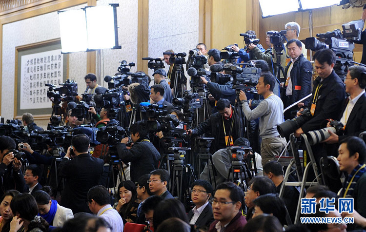 11月15日，新一届中央政治局常委同中外记者见面。这是现场媒体记者。新华网陈竞超摄