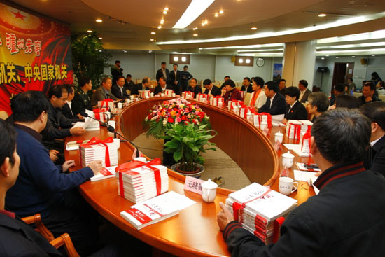 十八大代表获赠《省委书记调研中国》