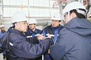 孫波（左一）在中亞天然氣管道哈薩克斯坦段6號站考察