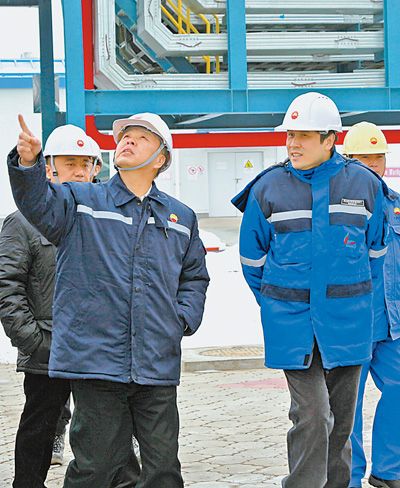 孫波（前左）在中亞天然氣管道哈薩克斯坦段6號站考察