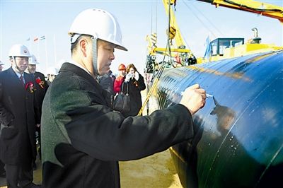 2011年12月15日，在中亞天然氣管道C線工程開工儀式上，孫波在管道上簽名留念