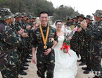 战士送刘��夫妇拍婚纱照