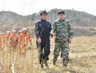 樊渭与森林公安、森林消防队员一起上山巡逻