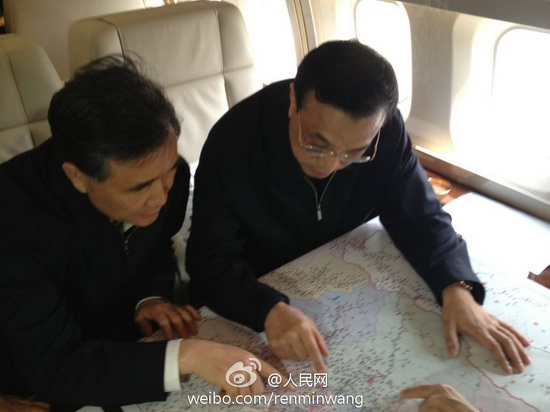 李克強總理在飛機上研究救援計劃