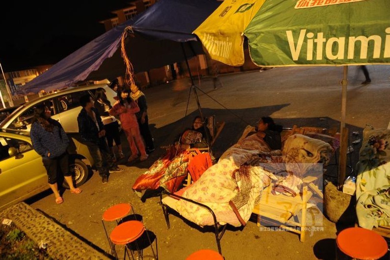 灾后第一个夜晚，不少雅安市民在街头搭建了帐篷。浙江日报记者 胡元勇 摄