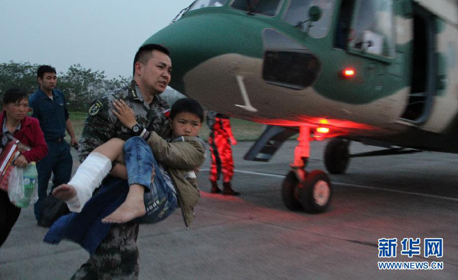  4月20日，成都某機場地面人員緊急轉移直升機從災區運回的傷員。 4月20日，四川雅安蘆山縣發生7.0級地震后，成都軍區陸航某旅全力以赴投入抗震救災任務。截至20日20時，該旅共出動直升機15架，空勤人員482人，飛行28架次，完成對蘆山縣城、大川鎮、寶盛鄉等重災區的勘察任務，並運送醫護人員20名、特戰隊員23人和救災物資6．2噸飛赴災區。新華社發（李旭 攝）