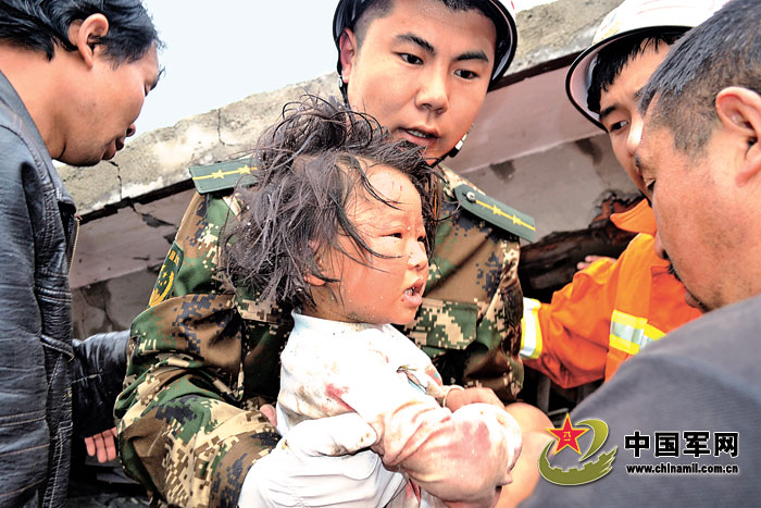 　4月20日，武警和當地消防官兵第一時間趕赴重災區雅安市蘆山縣龍門鄉，緊急轉移受傷群眾。 　　　魏　巍攝