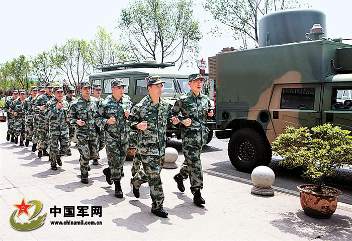 4月20日，成都軍區某集團軍啟動抗震救災預案，派出2000余名官兵，出動救護車、挖掘機、裝載機173台，緊急奔赴災區展開救援。　　　解放軍報特約記者　高效文攝　