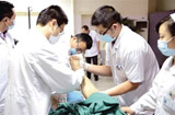 四川省急救中心在為受傷群眾進行包扎