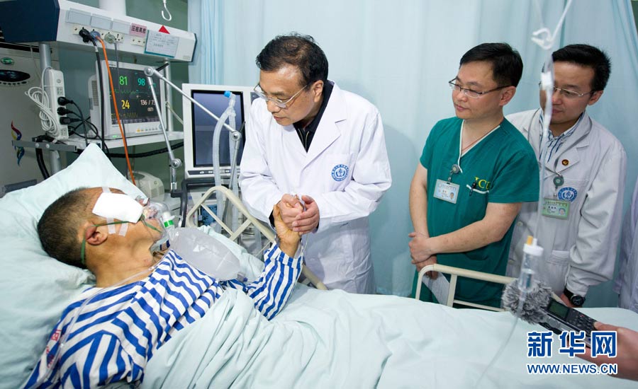 4月21日，中共中央政治局常委、國務院總理李克強來到成都華西醫院，看望在這裡接受治療的蘆山“4·20”地震危重傷員。新華社記者黃敬文攝