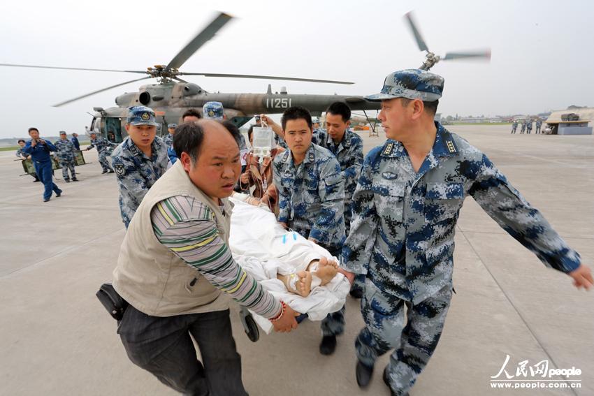 9時41分，從災區運出的寶興縣重傷員李軍運抵成空駐蓉某機場，並第一時間轉移至醫療條件更完善的邛崍市人民醫院。（黃軍 閔忠 攝影報道）