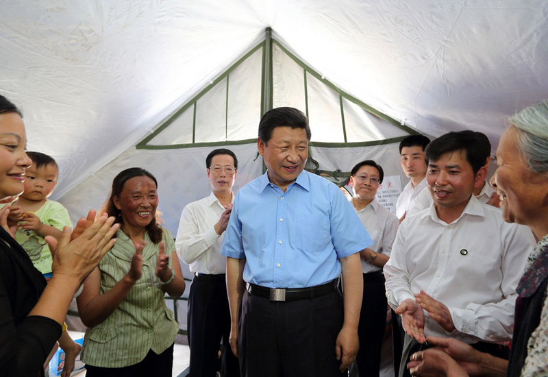 5月21日至23日，中共中央總書記、國家主席、中央軍委主席習近平到四川蘆山地震災區考察，看望慰問受災群眾。　　這是5月21日，習近平在蘆山縣體育館安置點一帳篷內詢問受災群眾生活情況。 　　新華社記者蘭紅光攝 