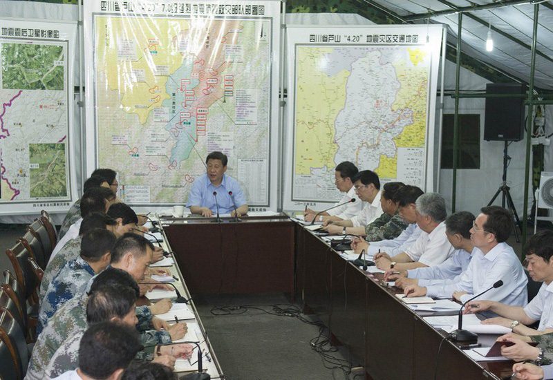 5月21日至23日，中共中央總書記、國家主席、中央軍委主席習近平到四川蘆山地震災區考察，看望慰問受災群眾。　　這是5月21日晚上，習近平在帳篷中主持召開抗震救災工作會議。 　　新華社記者黃敬文攝 