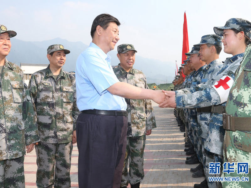 5月21日下午，中共中央總書記、國家主席、中央軍委主席習近平專程看望參加四川蘆山抗震救災的部隊官兵代表。這是習近平同戰士親切握手。李剛 攝 圖片來源：新華網