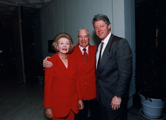 1995年，美国前总统克林顿（右一）在安纳伯格庄园会见安纳伯格夫妇。图片来源：安纳伯格庄园官方网站