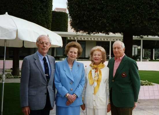 1996年，撒切尔夫妇（左一和左二）与安纳伯格夫妇在安纳伯格庄园合影。图片来源：安纳伯格庄园官方网站