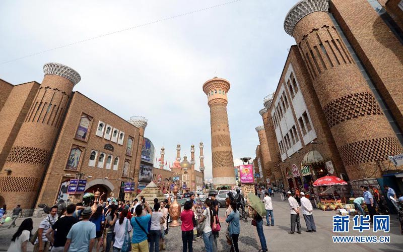  7月1日，游客在乌鲁木齐二道桥新疆国际大巴扎游览。新华社记者沙达提摄
