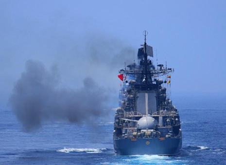 高清：中俄军演战舰群展开实弹攻击