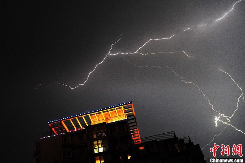 【高清图集】北京又遇雷电夜 白日烤肉串夜间