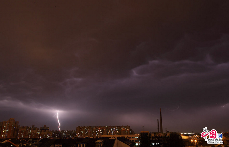 2013年8月4日，北京石景山魯谷社區夜晚上空的壯觀閃電。當日晚，北京自西北向東南出現雷陣雨，閃電在雲中穿行。中國網 陳維鬆 攝