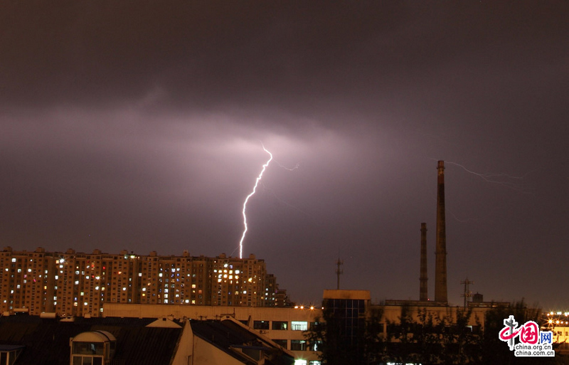 2013年8月4日，北京石景山魯谷社區夜晚上空的壯觀閃電。當日晚，北京自西北向東南出現雷陣雨，閃電在雲中穿行。中國網 陳維鬆 攝