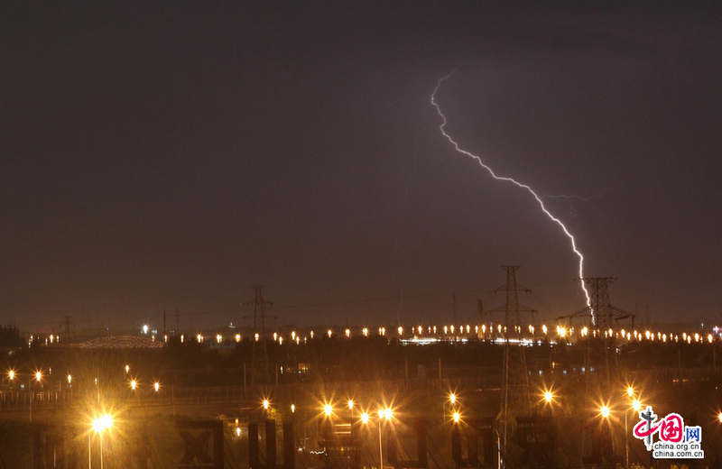 【高清图集】北京又遇雷电夜 白日烤肉串夜间