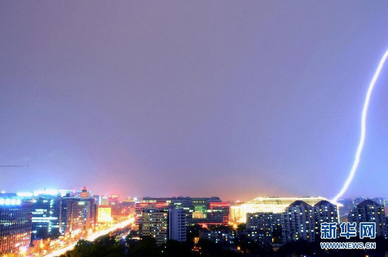 【高清图集】北京又遇雷电夜 白日烤肉串夜间