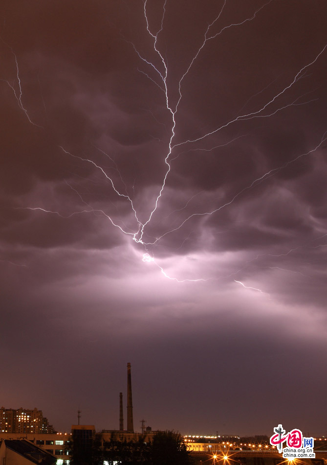 【高清图集】北京又遇雷电夜 白日烤肉串夜间